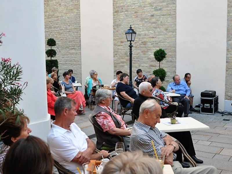 Kávéházi beszélgetések