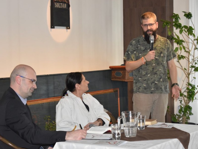 Szívemhez szorítom